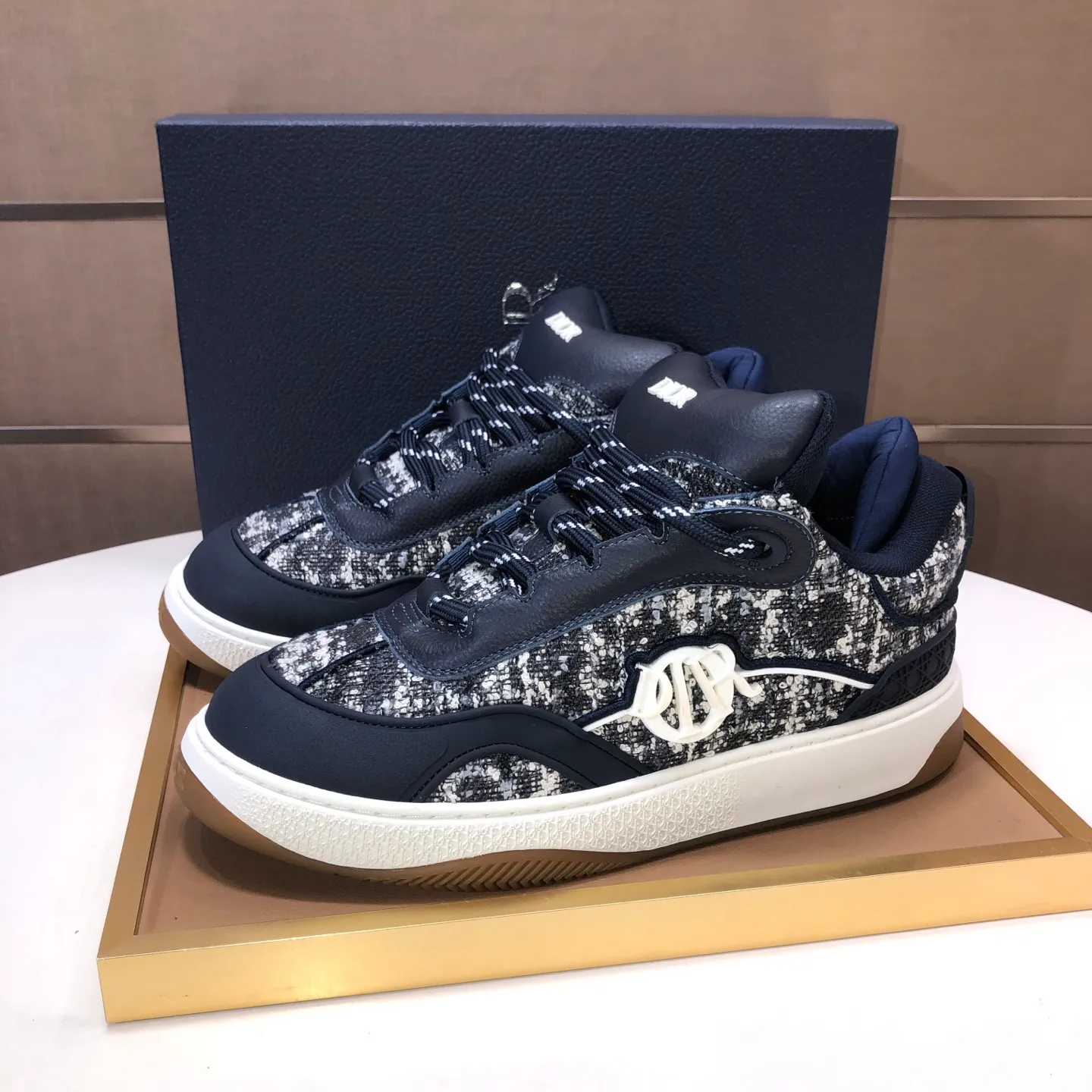 Ex-factory price: 800💶 (top original order) Brand: Dior (Dior) Standard code: Men's size 39-44 (45 customized) Grade: Same as the official website Material: Top original cowhide stitched together Original wear-resistant and lightweight outsole Style category: Fashionable casual shoes Distinguished luxury brand elements top luxury Color: Color of the actual picture